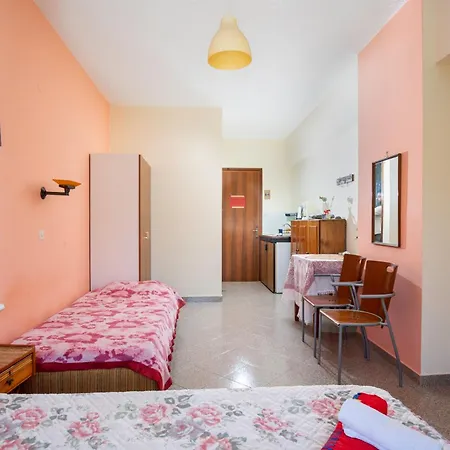 Cozy With Private Parking Apartman Arhángelosz